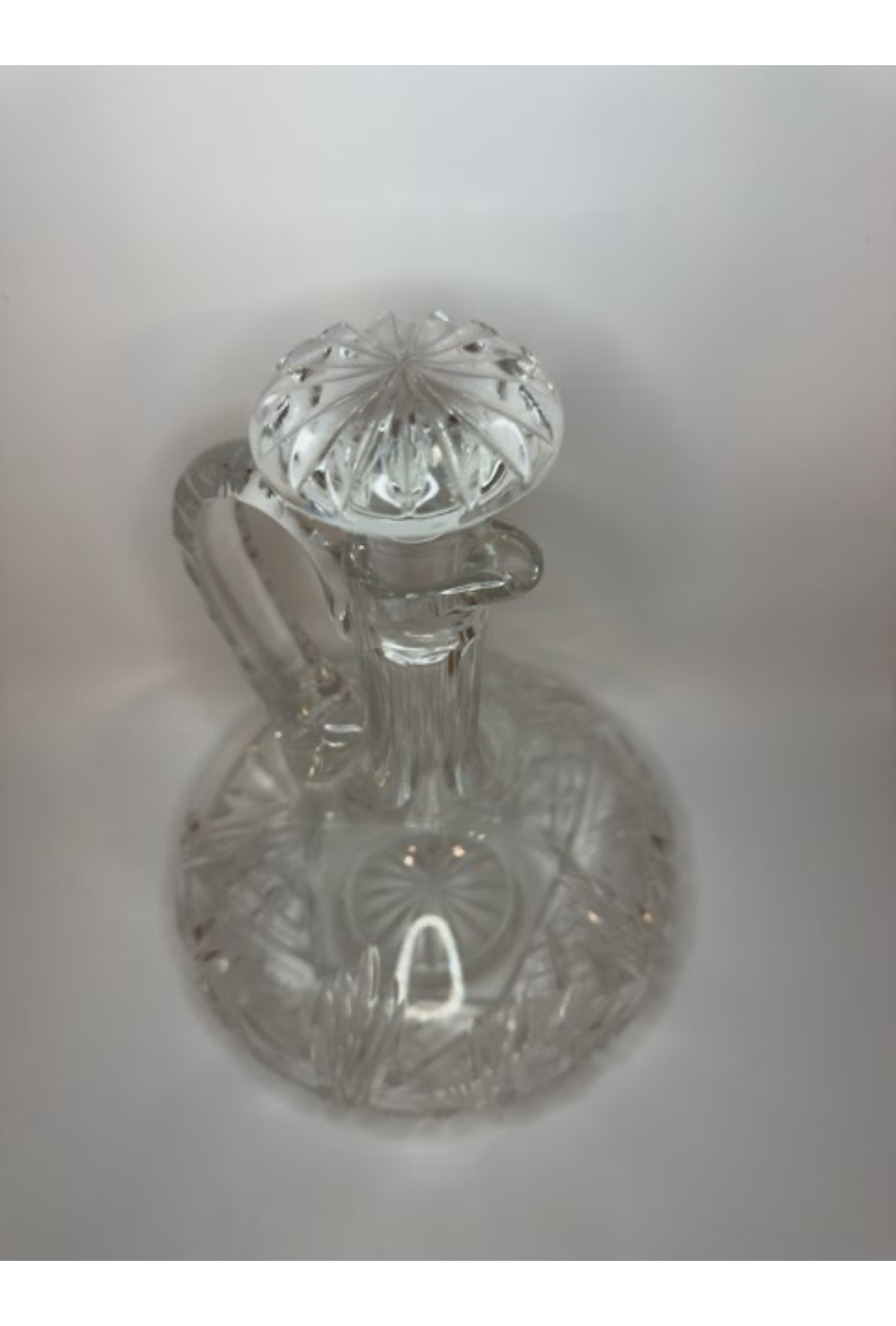 Kande af glas med flot udskæring